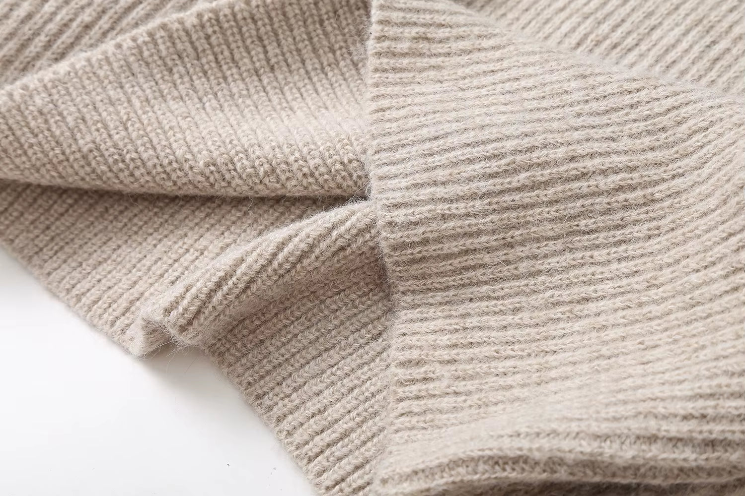 Ethereal MD 2025 Massidutti Spring New Style of Elegant and Unique V-Neck Knitted Sweater