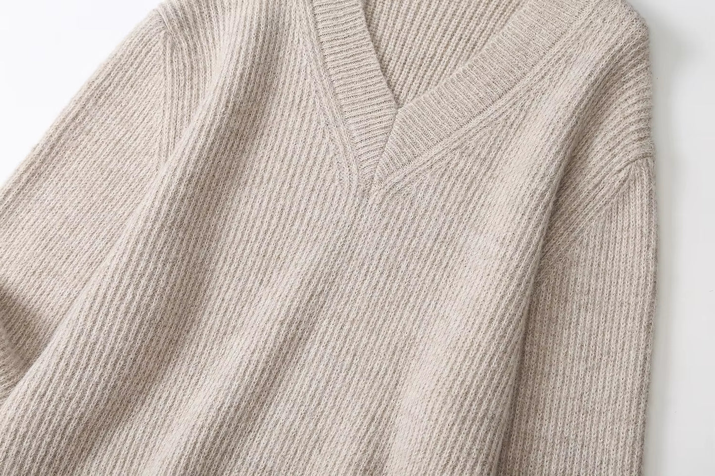 Ethereal MD 2025 Massidutti Spring New Style of Elegant and Unique V-Neck Knitted Sweater